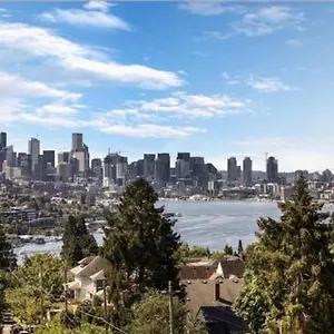 Rooftop Patio With Waterview, Private Garden & Grill 3br 3ba- Modern Cityscape Seattle